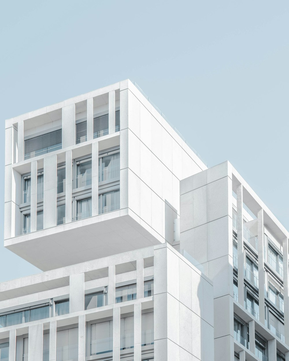 Edificio de viviendas de arquitectura moderna
