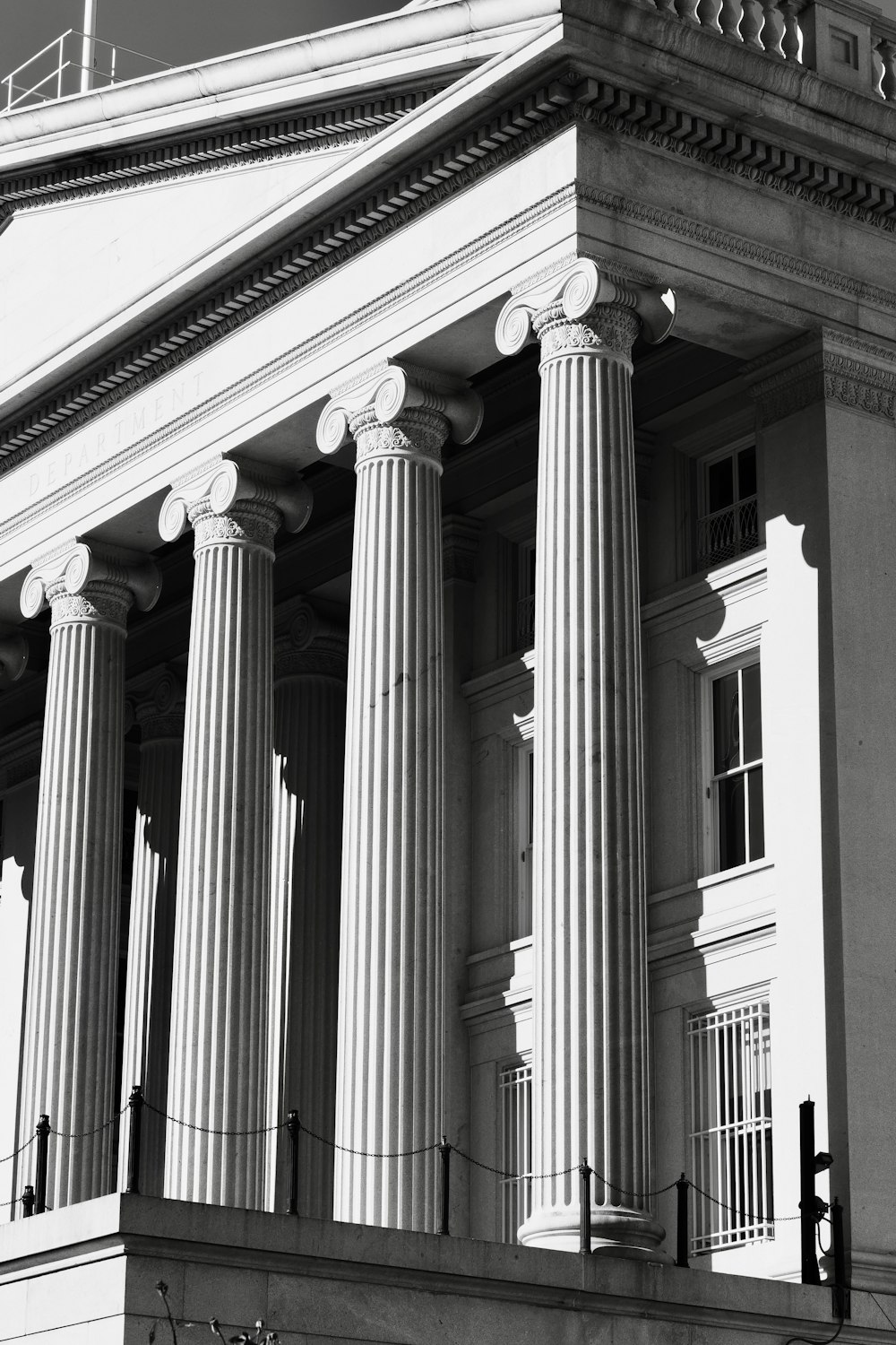 Fachada con columnas de un edificio institucional
