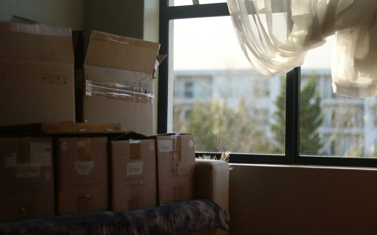 Habitación con cajas de mudanza