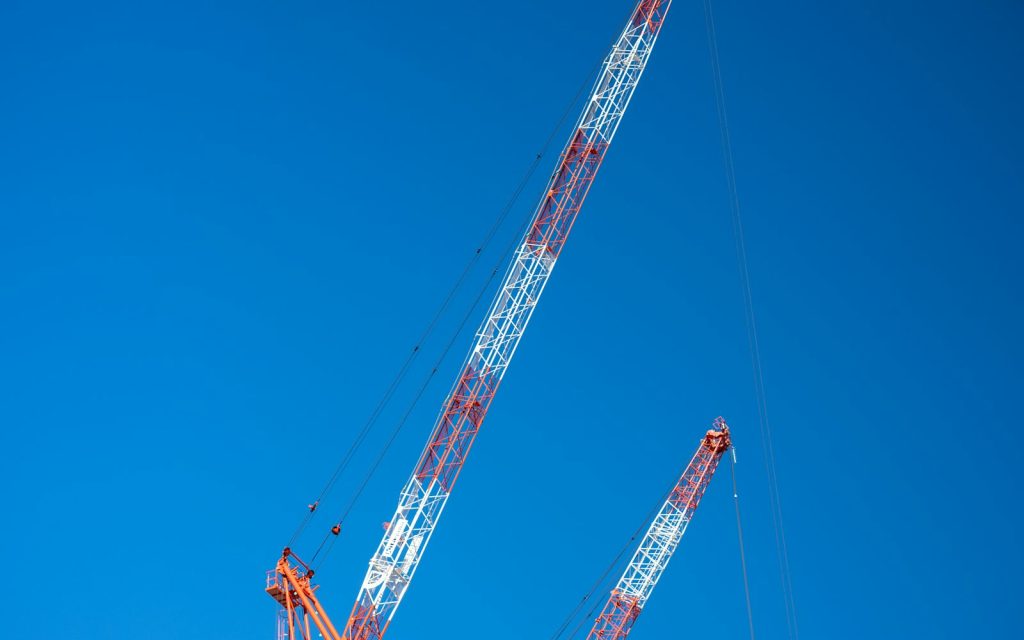 Grúas de construcción contra el cielo