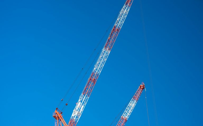 Grúas de construcción contra el cielo